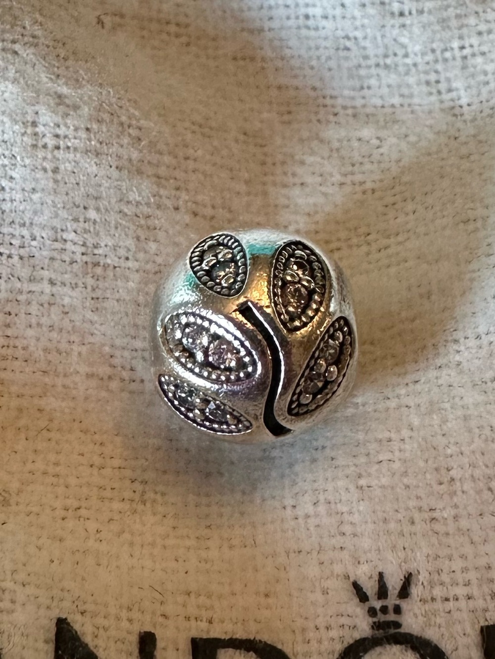 Pandora Sparkling Leaves Clip